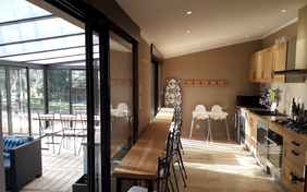 Gemeinschaftsküche mit überdachten Sitzgelegenheiten